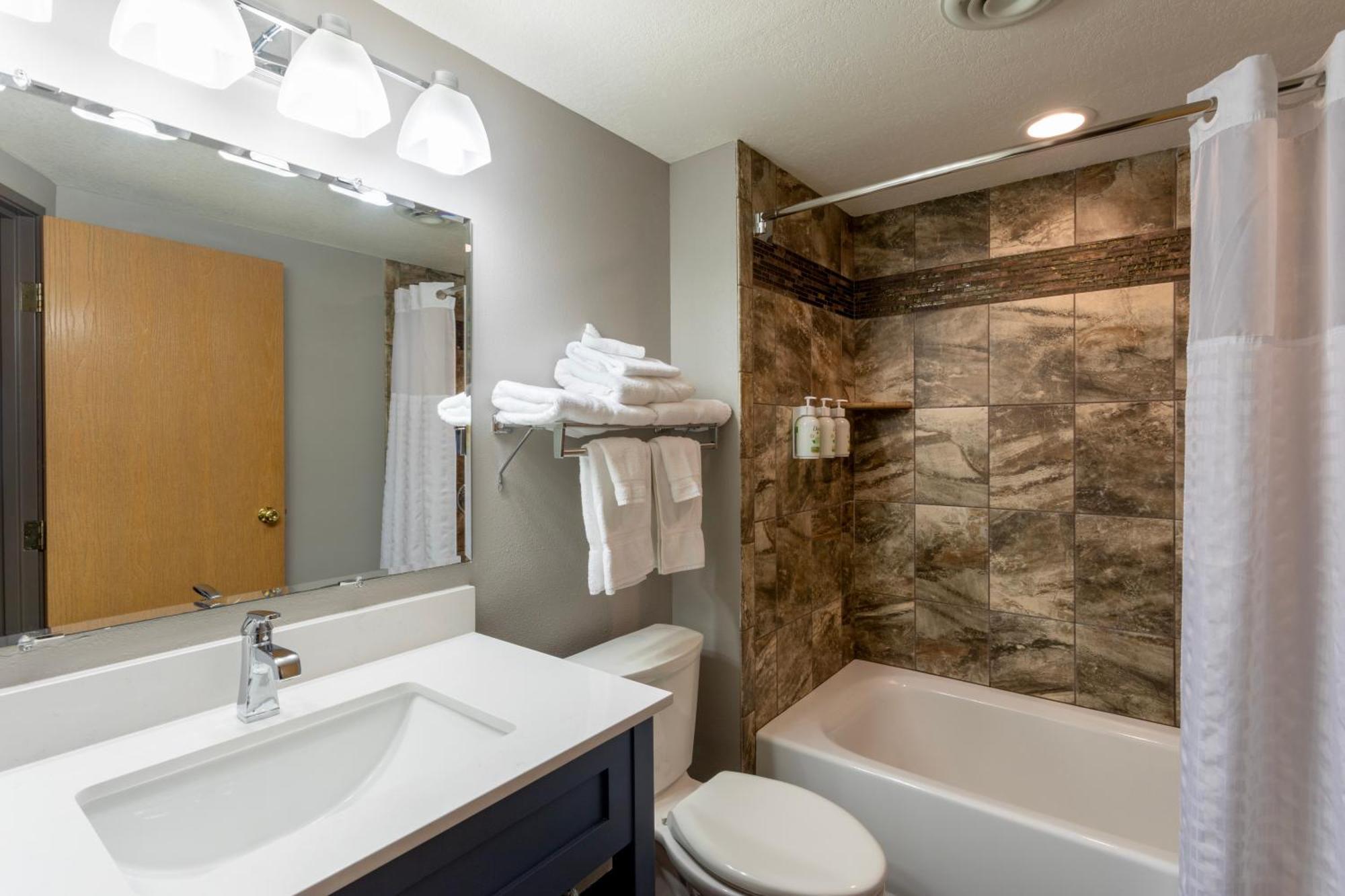 Paynesville Inn & Suites Ngoại thất bức ảnh